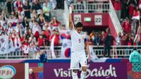 Pemain Timnas Indonesia U-23, Rizky Ridho merayakan kesuksesannya mencetak gol ke gawang Korea Selatan U-23 pada babak adu penalti saat laga perempat final Piala Asia U-23 2024 di Abdullah bin Nasser bin Khalifa Stadium, Qatar, Jumat (26/04/2024) WIB. (Dok. PSSI)
