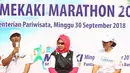 Bupati Lombok Barat Fauzan Khalid (kiri) dalam acara launching Blibli Mekaki Marathon 2018 di Kementerian Pariwisata, Jakarta, Minggu (30/9). Blibli Mekaki Marathon 2018 akan digelar kedua kalinya di Teluk Mekaki, Lombok Barat. (Liputan6.com/Angga Yuniar)