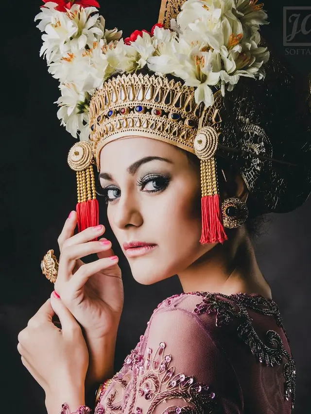 Potret Cantik Nora Alexandra Kekasih Jerinx SID dalam Busana Adat
