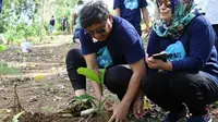 Bupati Bone Bolango Hamim didampingi sang Istri saat melakukan penanaman pohon di Hari Air Sedunia (Arfandi Ibrahim/Liputan6.com)