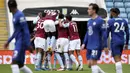 Para pemain Aston Villa merayakan gol yang dicetak oleh Bertrand Traore ke gawang Chelsea pada laga Liga Inggris di Stadion Villa Park, Minggu (23/5/2021). Chelsea tumbang dengan skor 2-1. (Nick Potts, Pool via AP)