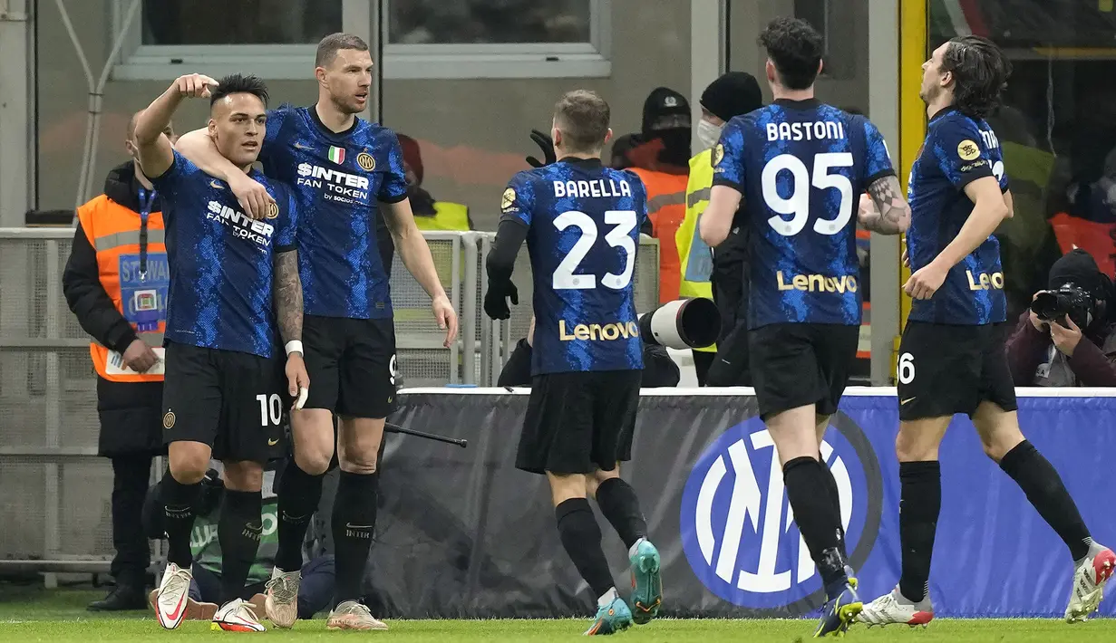 Inter Milan berhasil memetik kemenangan sekaligus mengakhiri puasa gol saat menjamu Salernitana pada giornata ke-28 Liga Italia 2021/2022 di Stadio Giuseppe Meazza, Sabtu (5/2/2022) dini hari WIB. (AFP/Miguel Medina)