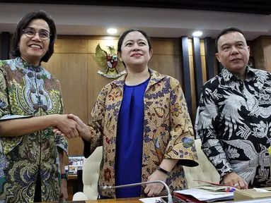 Ketua DPR Puan Maharani (tengah) didampingi Wakil Ketua DPR Sufmi Dasco Ahmad bersalaman dengan Menkeu Sri Mulyani saat rapat konsultasi di Ruang Pansus B, Kompleks Parlemen, Jakarta, Senin (16/12). Rapat membahas program Omnibus Law dan RUU Prolegnas Prioritas tahun 2020. (Liputan6.com/Johan Tallo)