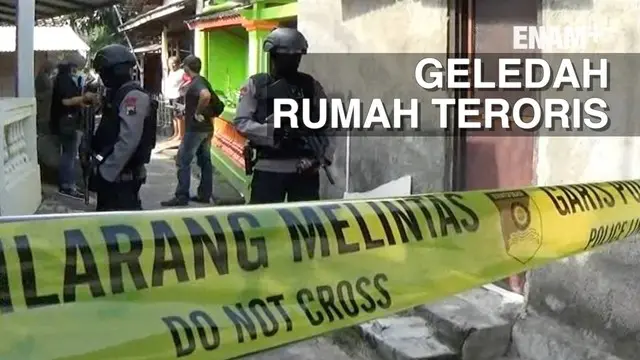 Anggota Densus 88 menggeledah rumah mertua Heriyanto, lelaki yang diduga anggota jaringan bomber Solo. 