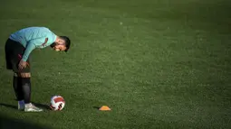 Pemain Portugal Bruno Fernandes saat sesi latihan jelang menghadapi Turki pada pertandingan sepak bola kualifikasi Piala Dunia 2022 di kamp pelatihan Cidade do Futebol, Oeiras, Portugal, 21 Maret 2022. (PATRICIA DE MELO MOREIRA/AFP)