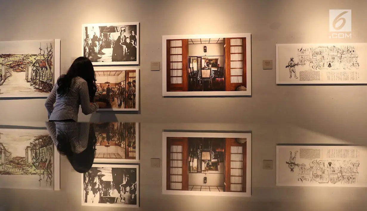 Pengunjung mengamati karya yang dipajang dalam pameran bertajuk “Jagung Berbunga di Antara Bedil dan Sakura” di Galeri Foto Jurnalistik Antara, Pasar Baru, Jakarta, Rabu (15/8). (Liputan6.com/Immanuel Antonius)