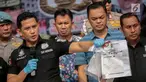 Kasat Reskrim Polres Metro Jakarta Barat, AKBP Edy Suranta Sitepu menunjukan barang bukti saat rilis  terkait kasus pengeroyokan dan premanisme di Polres Jakarta Barat, Jumat (23/11). (Liputan6.com/Faizal Fanani)