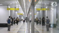 Penumpang berjalan usai menaiki moda transportasi MRT di Jakarta, Selasa (15/11/2022). PT MRT Jakarta (Perseroda) melakukan perubahan kebijakan waktu operasional yang berlaku mulai Selasa, 15 November 2022. (Liputan6.com/Herman Zakharia)