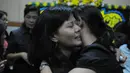 Elizabeth Diana Dewayani, ibunda Sara tak kuasa menahan tangis saat disalami para sahabat Sara (Liputan6.com/Herman Zakharia)