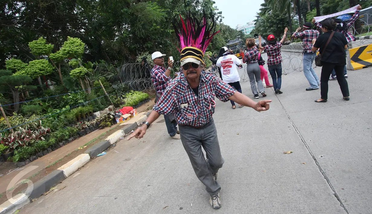Massa pendukung Ahok berjoget di depan Gedung Kementrian Pertanian, Jakarta Selatan, Rabu (29/3). Dalam sidang ke-16 tersebut tim kuasa hukum menghadirkan 7 saksi ahli untuk meringankan Ahok. (Liputan6.com/Immanuel Antonius)