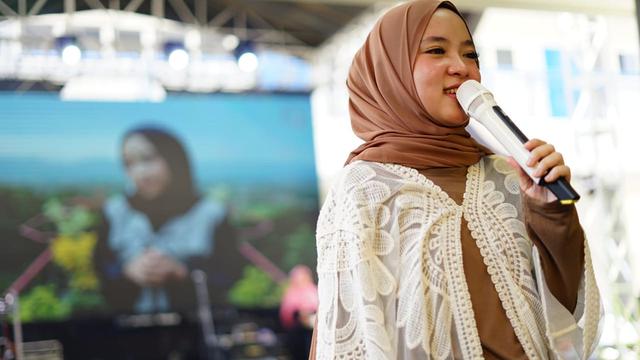 Nissa Sabyan berkesempatan untuk tampil di acara Humanity Concert di Syafana Islamic School, Tangerang, Banten.