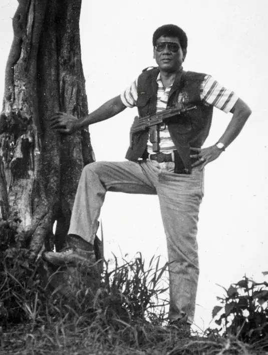 Rodrigo Duterte yang menjabat sebagai Wali Kota Davao berpose mengenakan senjata di Baguio Kabupaten Davao pada pertengahan 1990-an.Duterte juga dikenal sebagai wali kota Davao terlama dengan masa jabatan 22 tahun. (REUTERS/Renato Lumawag)