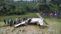 Sebuah pesawat latih mendarat darurat di persawahan di Dusun Pasir Kujang, Desa Kujang, Kecamatan Karangnunggal, Kabupaten Tasikmalaya, Jawa Barat. (Istimewa)