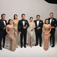 Jessica Mila dan ketiga kakak iparnya terlihat kompak dalam gaun kristal meski dengan shade berbeda. [@nataliahasibuan]
