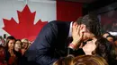 Pemimpin Liberal, Justin Trudeau mencium ibunya, Margaret Trudeau ( kanan) sebelum pidato kemenangannya pada pemilihan umum di Montreal, Quebec, Kanada, Senin (19/10). (REUTERS/Jim Young)