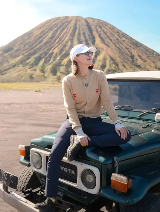 Di foto lain, Luna memilih outfit yang lebih sleek dengan cardigan beige beraksen heart patch merah dari Comme des Garçons PLAY. [@lunamaya].