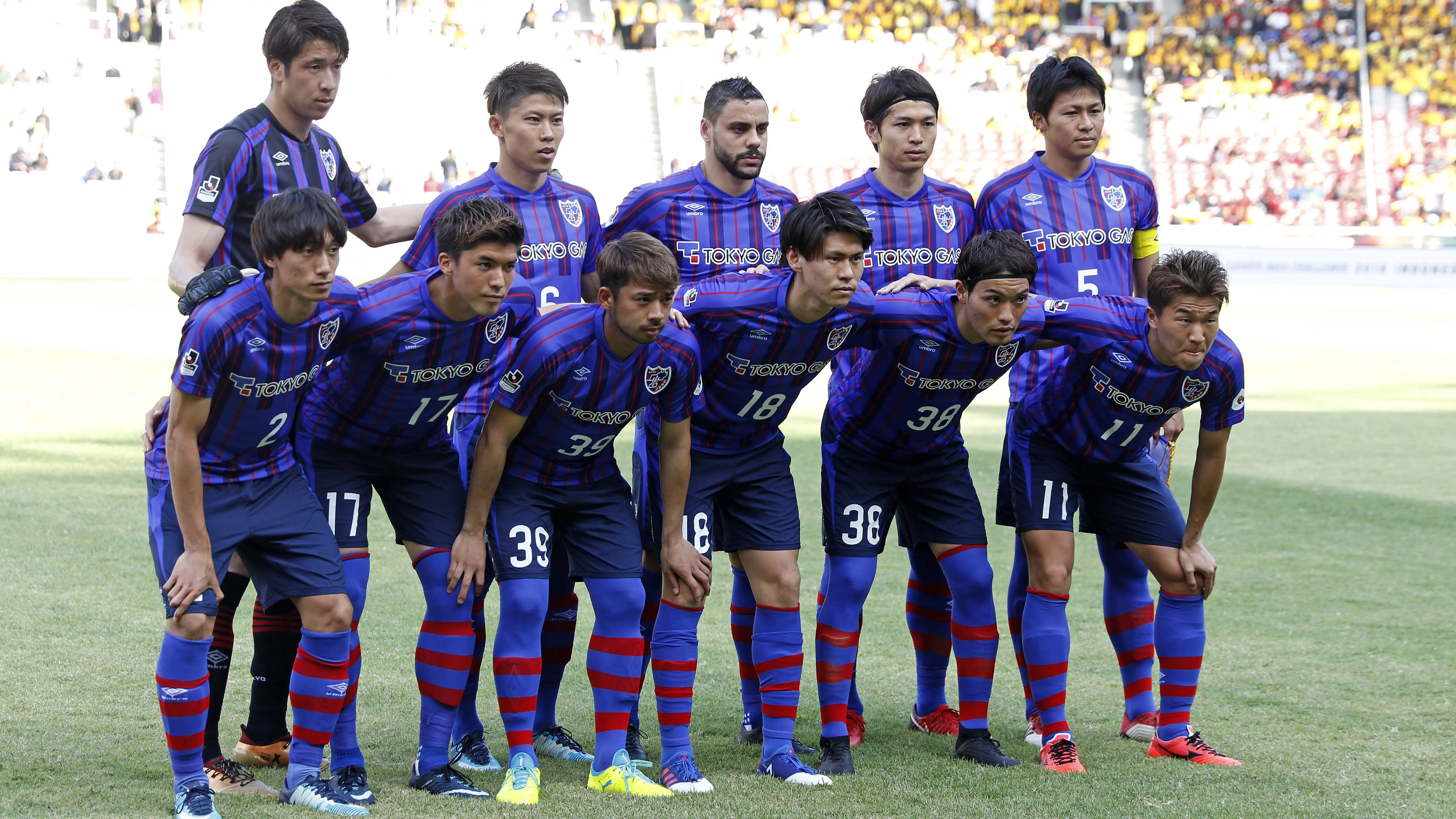 Foto tim para pemain FC Tokyo dalam laga persahabatan melawan Bhayangkara FC di Stadion Utama Gelora Bung Karno, Senayan Jakarta pada Sabtu (27/1/2018). (Bola.com/Peksi Cahyo)