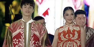 Maudy Koesnaedi dan Eddy turut ramaikan Istana Berbatik. Kali ini, ia mengenakan batik bernuansa merah. Maudi anggun dalan potongan dress batik berkerah shanghai sedangkan Eddy menawan dalam outer batik. [Foto: Youtube/ Sekretariat Presiden]