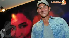 Vino G. Bastian tak bisa lepas dari Jizzy, buah hatinya, Kawasan Senayan, Jakarta, Selasa (22/4/2014) (Liputan6.com/Faisal R syam).