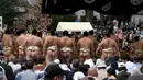 Para pegulat sumo melihat dua pegulat bertarung dalam turnamen Honozumo di Kuil Yasukuni, Tokyo, Senin (17/4). Selain ajang kejuaraan olahraga tradisional jepang, kejuaraan tahunan itu juga menjadi daya tarik wisata. (AFP Photo / Toshifumi Kitamura)