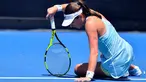Petenis Inggris, Johanna Konta terjatuh saat melawan petenis AS, Bernarda Pera pada babak kedua turnamen Australia Terbuka 2018 di Melbourne, Kamis (18/1). Konta yang ada di peringkat 10 dunia dijungkalkan dua set langsung 4-6, 5-7. (AP/Andy Brownbill)