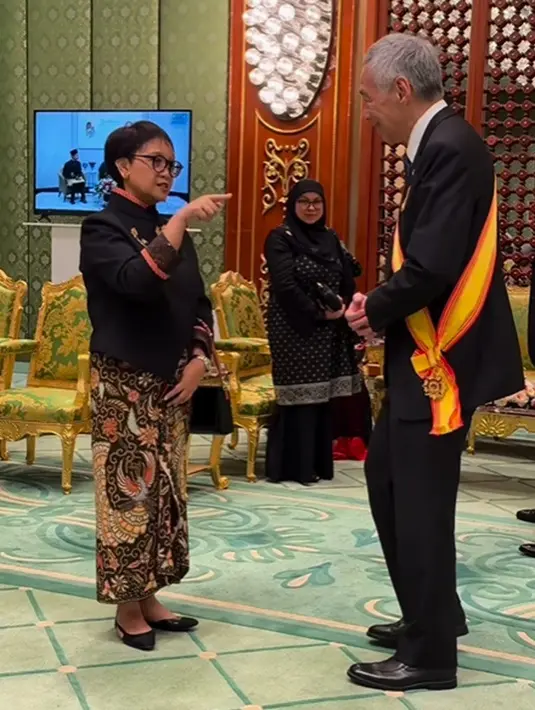 Ibu Menlu yang satu ini tampil elegan mengenakan kebaya janggan berwarna hitam, dengan sentuhan bros emas yang disematkan di bagian dada. [Foto: Instagram/retno_marsudi]