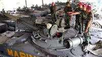 Sejumlah perwira Pasmar-1, di atas Tank Amfibi BMP-3F di Resimen Kavaleri-1 Marinir, Surabaya. Sebanyak 17 unit Tank BMP-3F buatan Rusia, melengkapi Alutsista Korps Marinir TNI AL.(Antara)