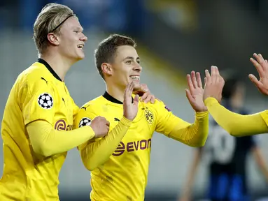Pemain Borussia Dortmund merayakan gol yang dicetak Thorgan Hazard ke gawang Club Brugge pada laga lanjutan Liga Champions di Jan Breydel Stadion, Kamis (5/11/2020) dini hari WIB. Borussia Dortmund menang 3-0 atas Club Brugge. (AP Photo/ Francisco Seco)
