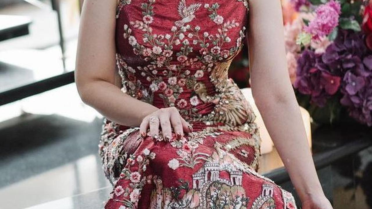 Soal busana yang dikenakan, Tina Toon tampil dengan busana cheongsam atau gaun tradisional Tionghoa bernuansa merah dengan bordiran cantik yang melambangkan burung phoenix.