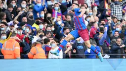 Namun, Blaugrana mampu menyamakan kedudukan dua menit berselang lewat spektakuler Jordi Alba dan bahkan mampu mecentak tiga gol tambahan sebelum menit ke-50. (AFP/Josep Lago)