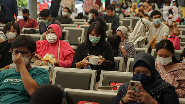 FOTO: H-1 Natal 2021, Calon Penumpang Padati Stasiun Pasar Senen
