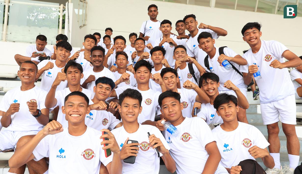 Peserta seleksi pemain untuk mengikuti program Garuda Select foto bersama di Stadion Madya Gelora Bung Karno, Jakarta, Kamis (6/7/2023). (Bola.com/M Iqbal Ichsan)