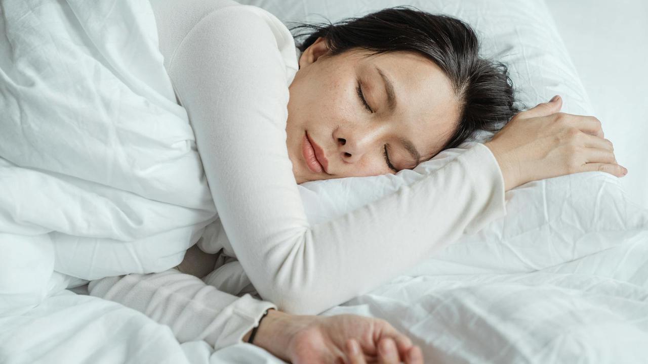 Awas! Bahaya Tidur dengan Pakaian Pergi Bisa Sebabkan Infeksi Kulit dan Alergi