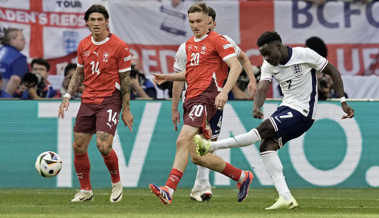 <p>Pemain Inggris, Bukayo Saka mencetak gol penyeimbang 1-1 ke gawang Siwss pada&nbsp;laga perempat final Euro 2024 di Duesseldorf Arena, Duesseldorf, Jerman, Sabtu (06/07/2024). (AP Photo/Thanassis Stavrakis)</p>