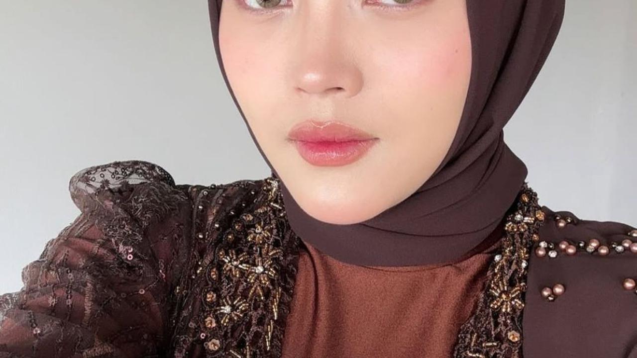 Elegan dalam Kebaya Cokelat, Putri Delina Tampil Memesona di Tasyakuran Mahalini