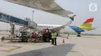 Petugas sedang mengisi bahan bakar Avtur ke pesawat komersil Pelita Air di area Bandara Soekarno-Hatta, Tangerang, Banten, Rabu (2/10/2024). (Liputan6.com/Herman Zakharia)