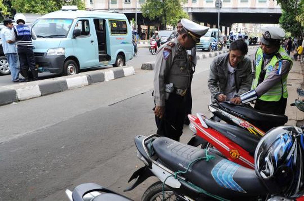 Parkir sembarangan digembok dan ditilang