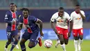 Pemain Paris Saint-Germain Moise Kean (kiri) berebut bola dengan pemain RB Leipzig Dayot Upamecano pada pertandingan Grup H Liga Champions di RB Arena, Leipzig, Jerman, Rabu (4/11/2020). RB Leipzig menang 2-1. (AP Photo/Michael Sohn)