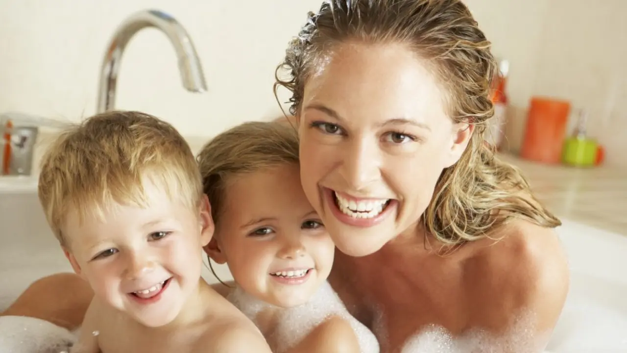 Usia Berapa Anak Harus Mandi Sendiri?