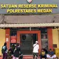 Keluarga korban memboyong pelaku rudapaksa ke Polrestabes Medan