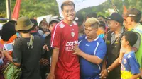 Arema Blusukan di Cepu, Kurnia Meiga Beri Aremania Hadiah Spesial