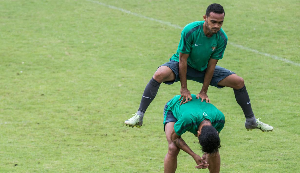 Gelandang serang Timnas Indonesia, Rizky Pora, melatih lompatan dalam rangkaian latihan di Lapangan SPH Karawaci, Banten, Minggu (11/12/2016). (Bola.com/Vitalis Yogi Trisna)