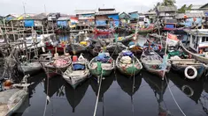 Sejumlah perahu nelayan bersandar di dermaga Tempat Pelelangan Ikan Cilincing, Jakarta Utara, Rabu (8/2). (Fery Pradolo/Liputan6.com)
