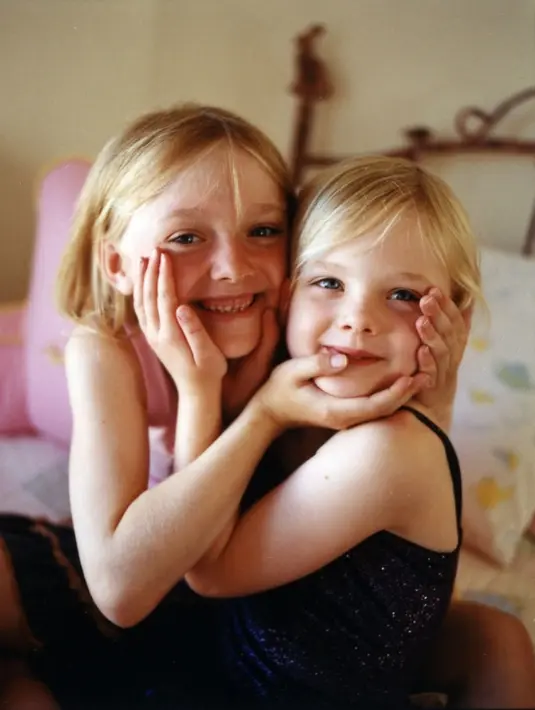 Selalu kompak yaa untuk Dakota Fanning dan Elle Fanning! (Pinterest)