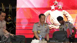 Kapolri Jenderal Pol Tito Karnavian (tengah) bersiap memberikan keterangan akhir tahun 2016 di Mabes Polri, Jakarta, Rabu (28/12). Kapolri memaparkan sejumlah capaian program dan kinerja serta anggaran selama tahun 2016. (Liputan6.com/Helmi Fithriansyah)