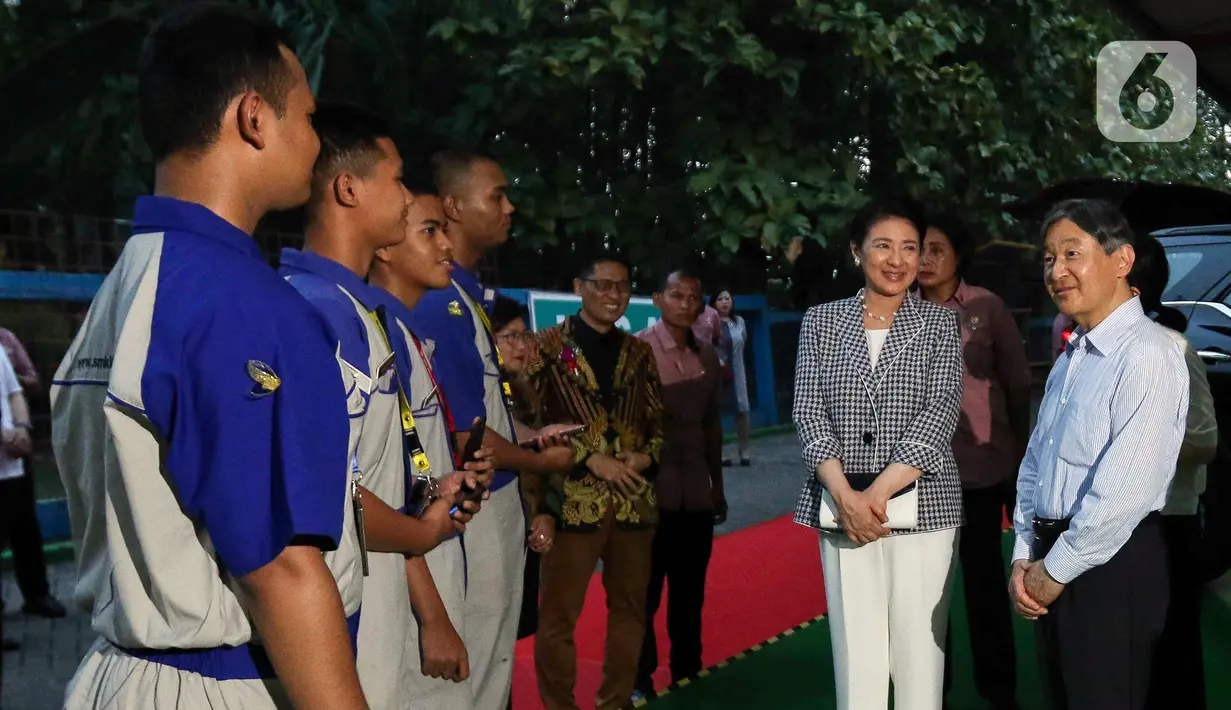 Kaisar Jepang Naruhito (kanan) menyapa siswa saat mengunjungi SMK Mitra Industri M2100. (Liputan6.com/Herman Zakharia)