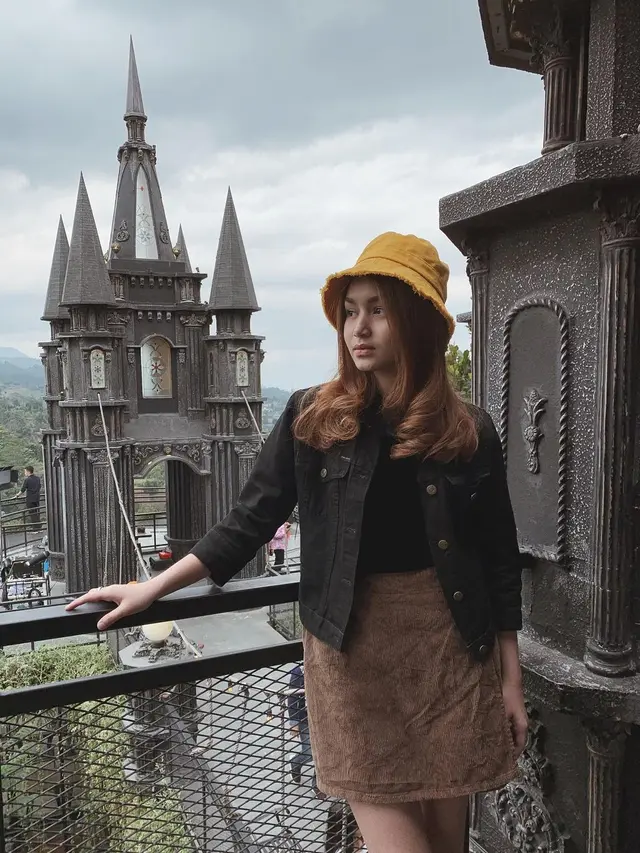 Main Sinetron Baru, Ini 7 Gaya Kasual Icha Nabilah Saat Liburan