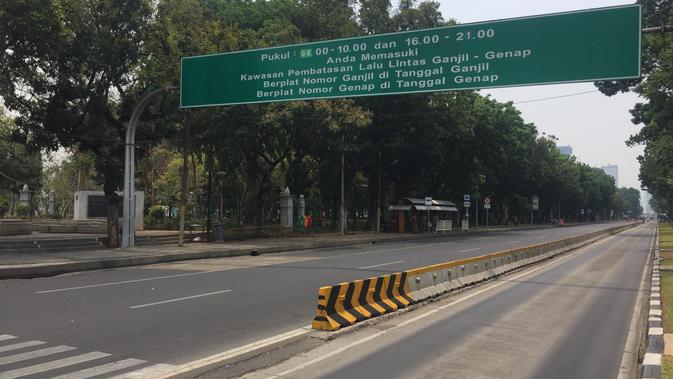Ruas Jalan Medan Merdeka Barat yang ada di depan Istana disterilkan menyusul rencana demo mahasiswa. Tak ada kendaraan yang melintas. (Muhammad Radityo Priyasmoro/Liputan6.com)