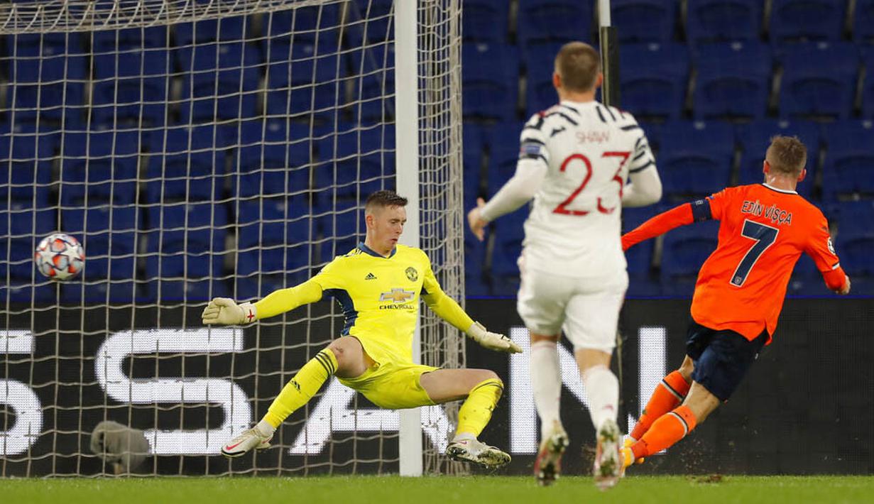 Pemain Istanbul Basaksehir, Edin Visca, mencetak gol ke gawang Manchester United pada laga Liga Champions di Stadion Fatih Terim, Kamis (5/11/2021). MU takluk dengan skor 2-1. (AP Photo)