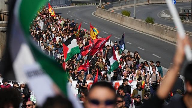 Para demonstran pro-Palestina berbaris di jalan lingkar Roma pada Jumat (3/10/2025), dalam aksi mogok nasional yang diserukan berbagai serikat pekerja, dua hari setelah pasukan Israel mencegat armada bantuan ke Gaza di Laut Mediterania.